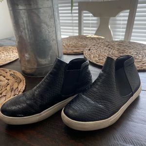 Boutique Black snake skin shoes
